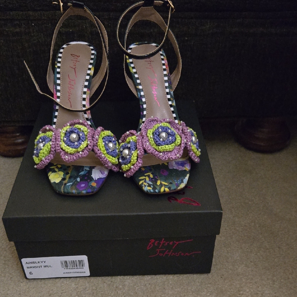 NIB! Betsy Johnson AINSLEYY 6
